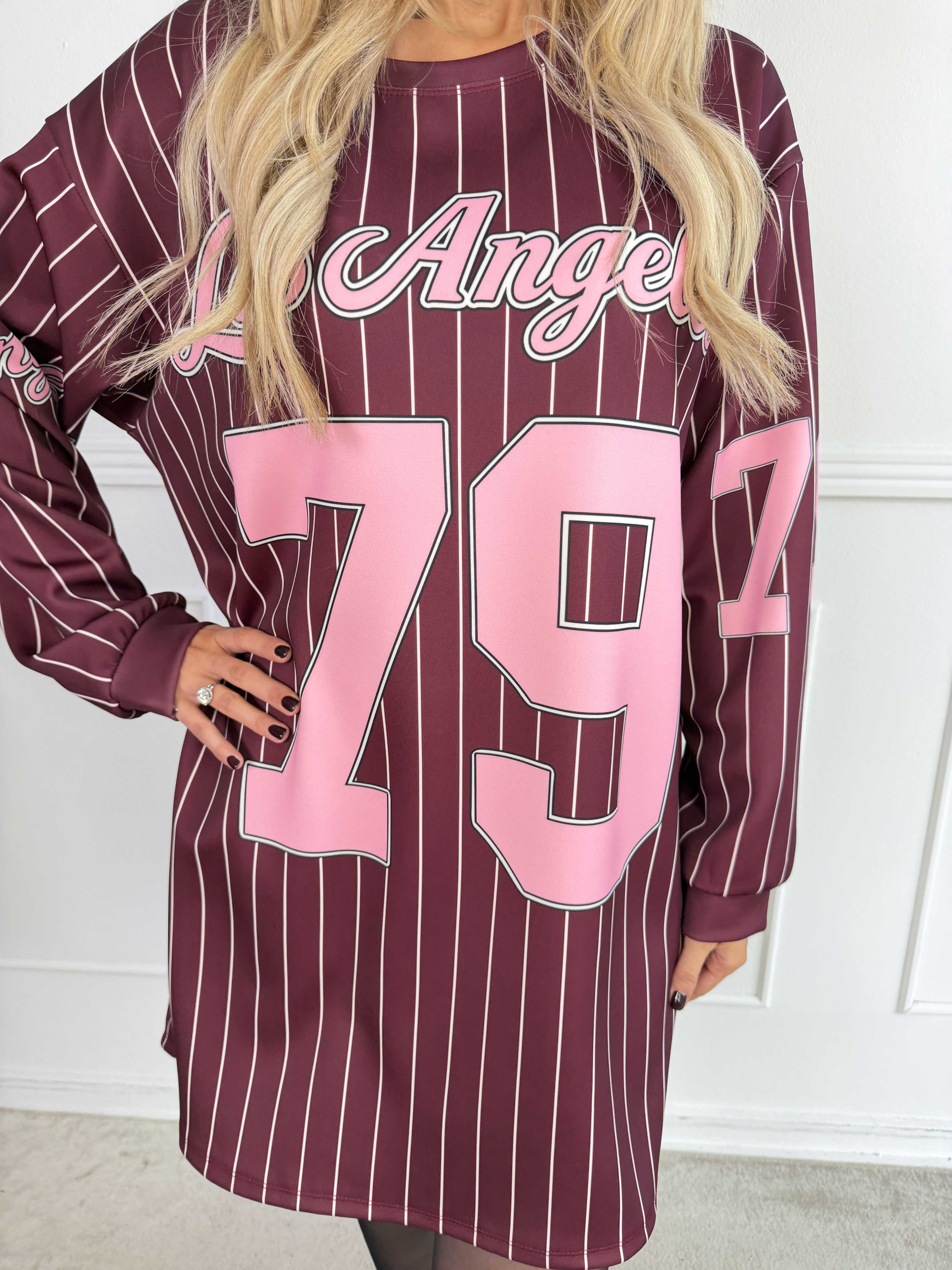 Andrea Long Sleeve – Plus size klänning i viskosblandning med basebollinspirerad design